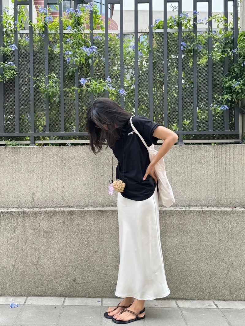 Cảm giác êm ái từ chân váy lụa mềm mại