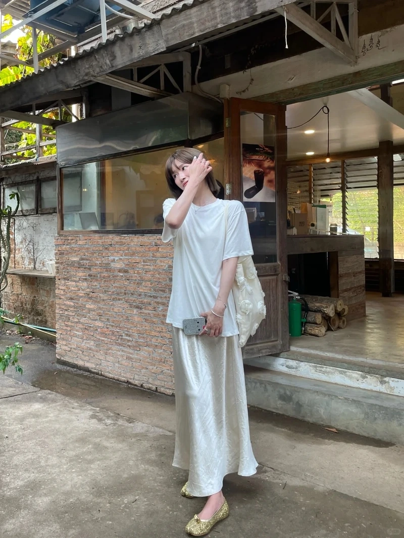 Thướt tha duyên dáng cùng chân váy lụa dáng dài