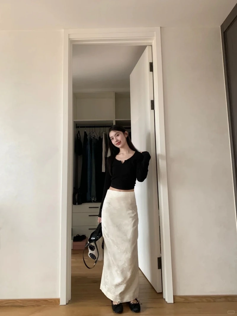 Bay bổng nữ tính với chân váy lụa dáng xòe