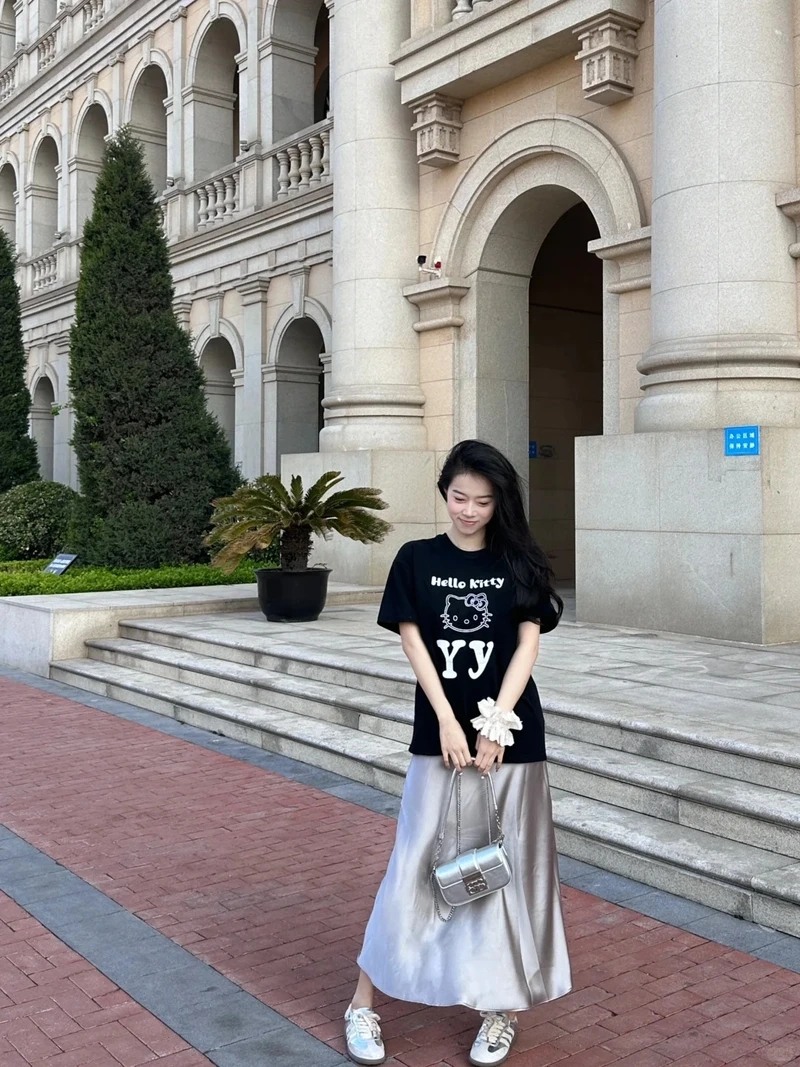 Tạo điểm nhấn từ chân váy lụa outfit