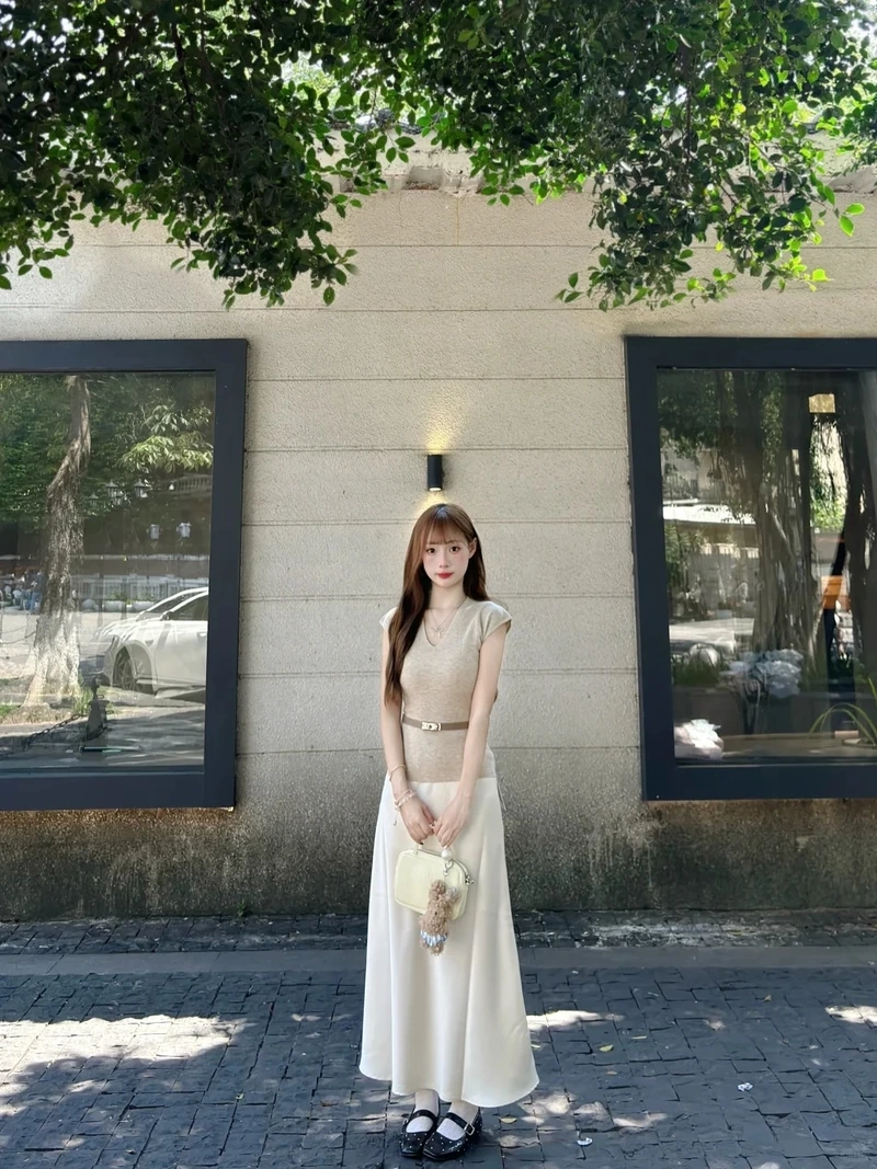 Thanh lịch nơi làm việc với chân váy lụa công sở