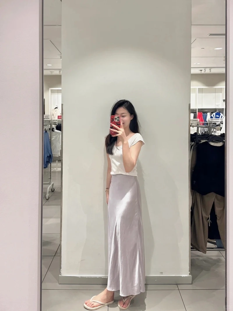 Dịu dàng tinh khôi từ chân váy lụa nhẹ nhàng