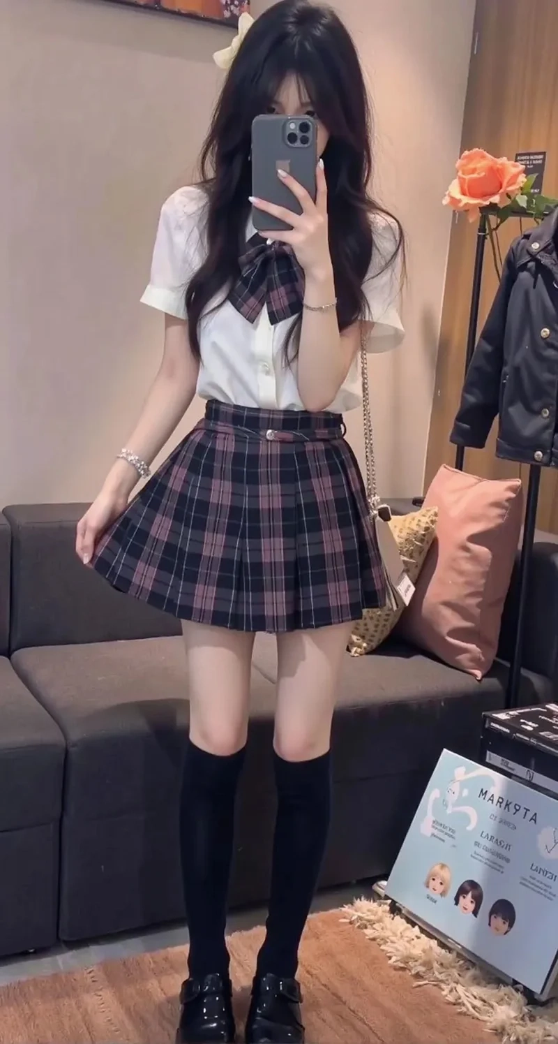 Style thanh lịch với chân váy xếp ly thanh lịch