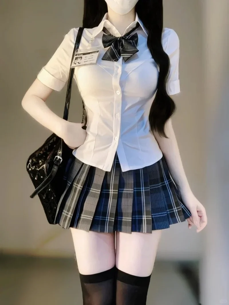 Dạo phố năng động cùng chân váy xếp ly dạo phố