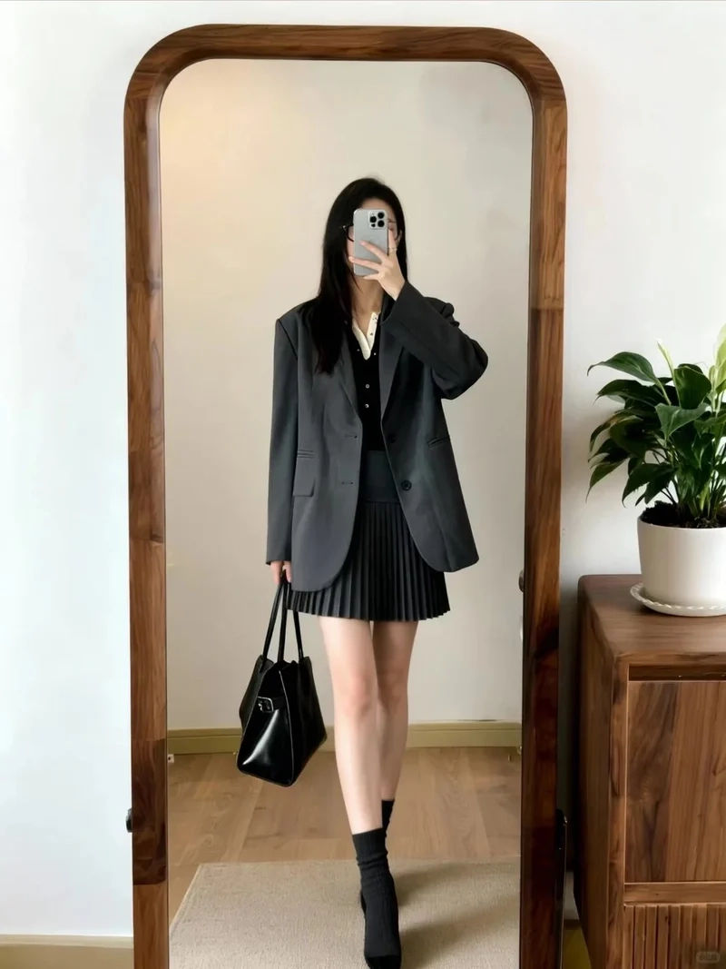 Tối giản nhưng nổi bật với chân váy xếp ly phong cách tối giản