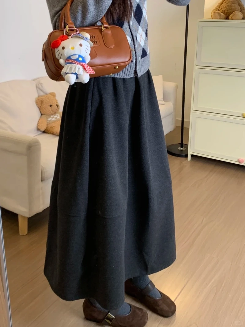 Trẻ trung học đường với chân váy xòe đi học