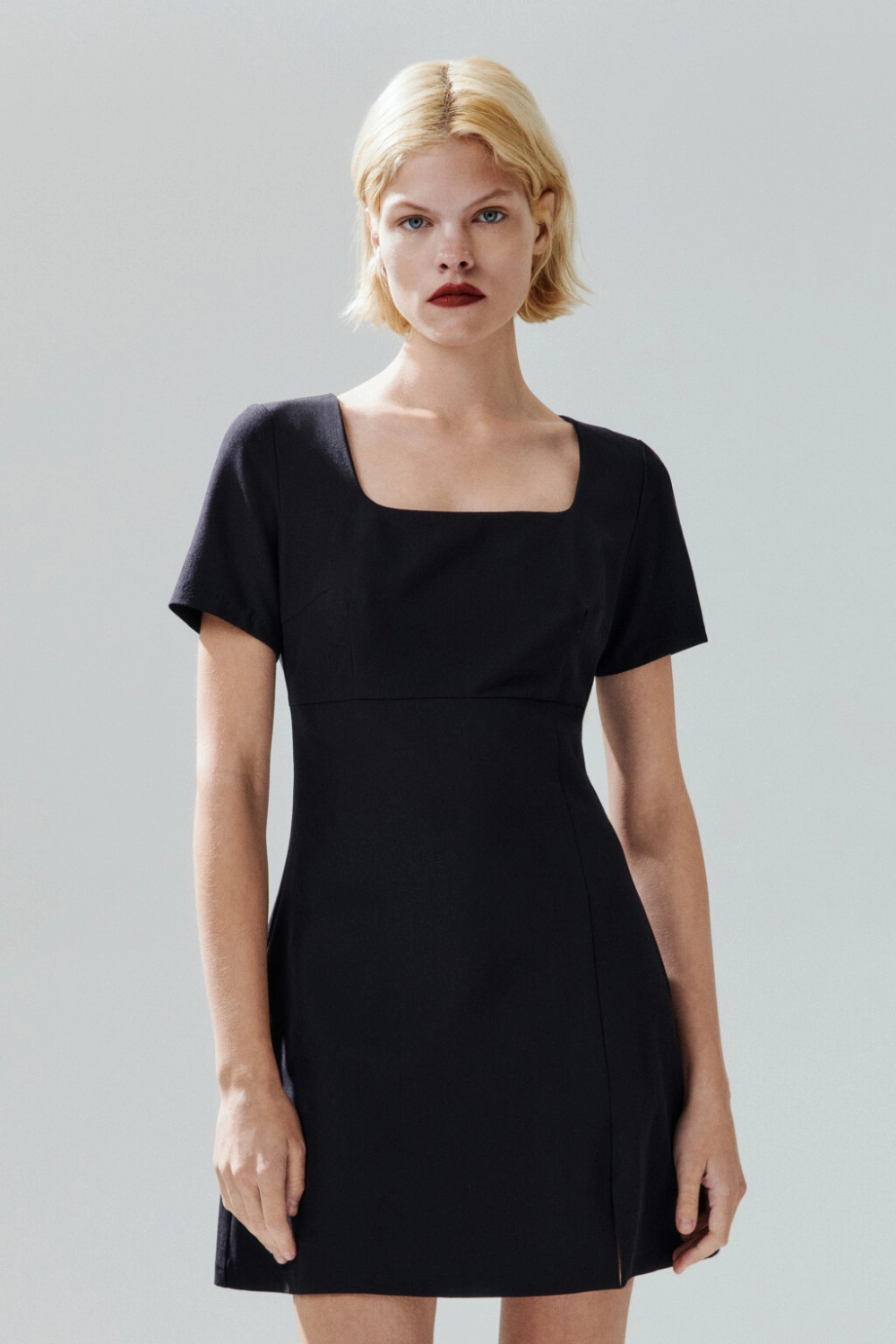 Váy cổ vuông phong cách nữ tính và tinh gọn