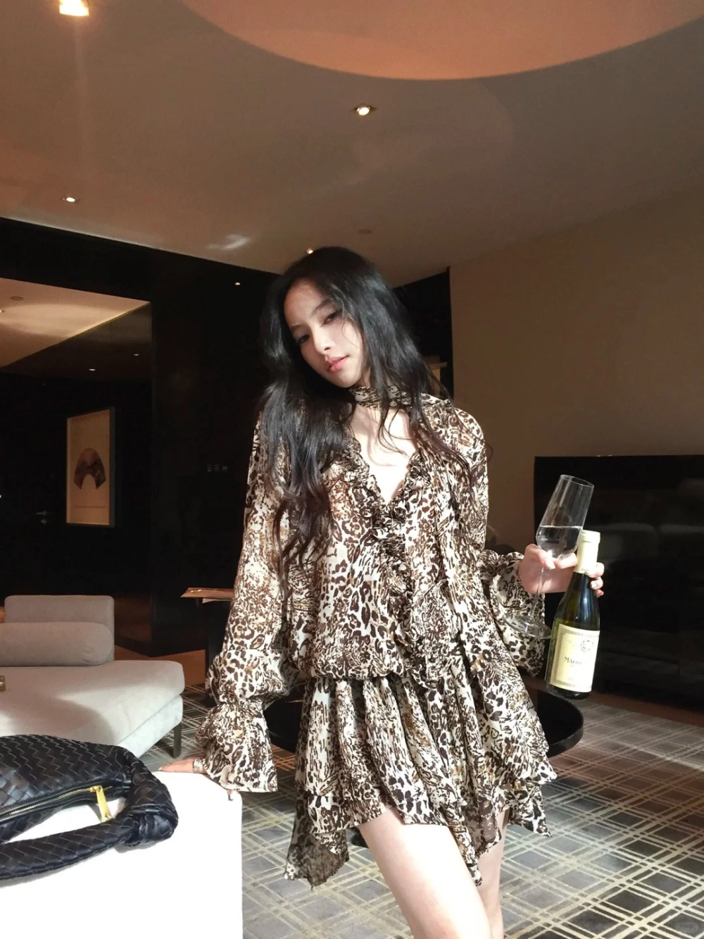 Đầm da báo cao cấp thể hiện gu thẩm mỹ mạnh