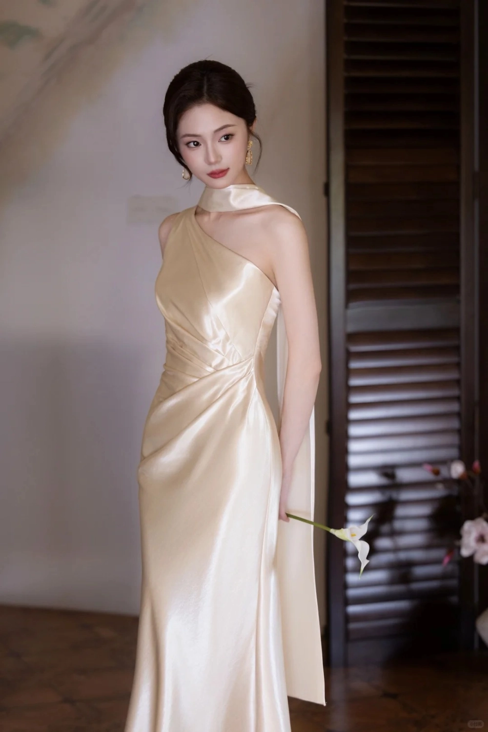 Đầm thiết kế dự tiệc cưới sang trọng đầy cuốn hút