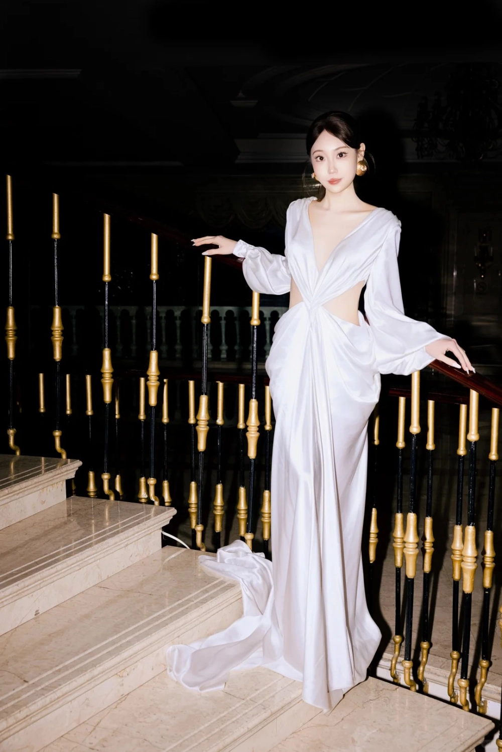 Váy đi tiệc cưới thanh lịch nổi bật giữa buổi tiệc