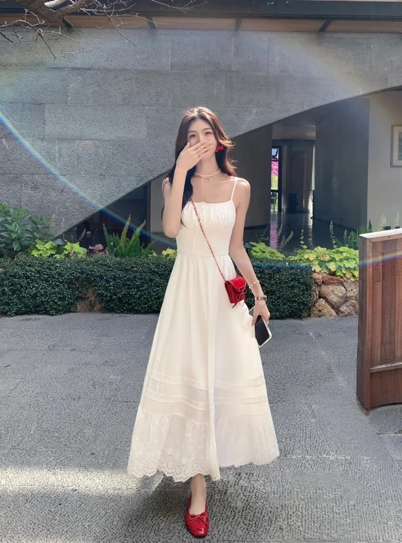 Thoải mái tinh giản cùng đầm hai dây form suông