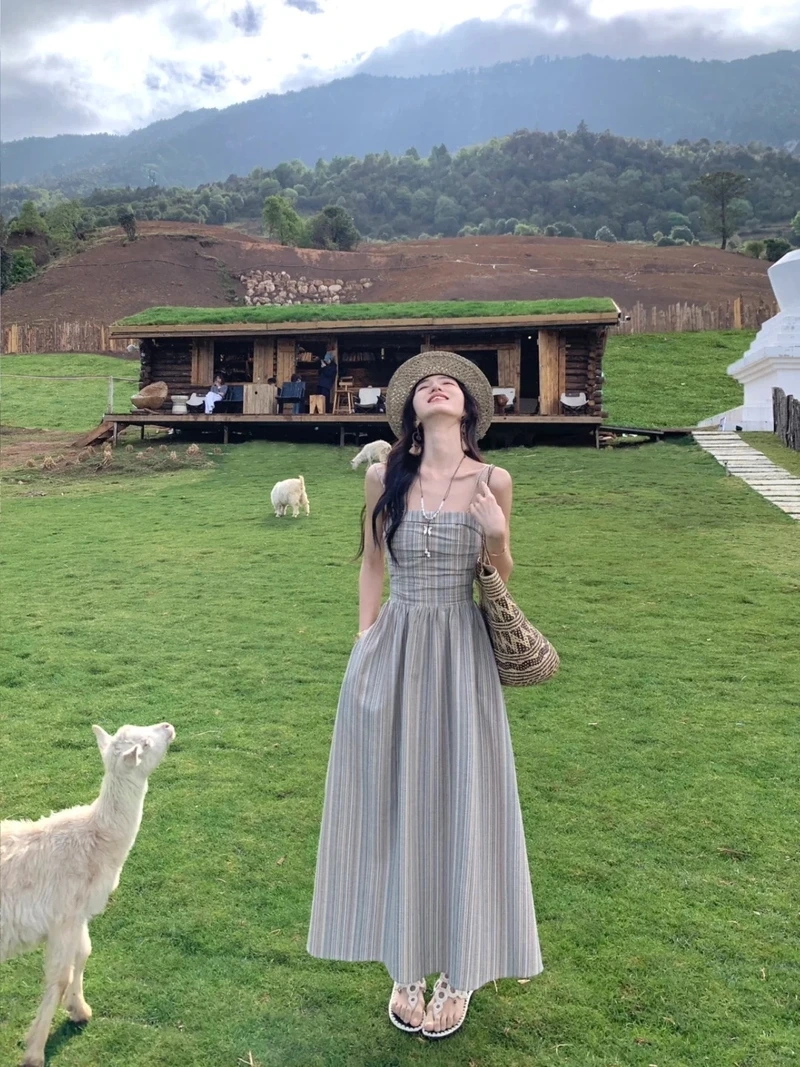 Bay bổng nữ tính cùng đầm hai dây xòe nhẹ