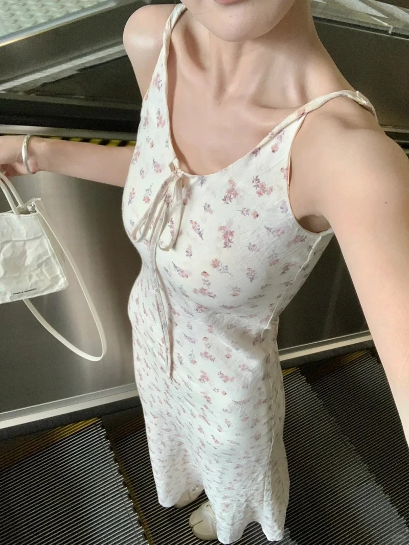 Tươi mới mỗi ngày với đầm hai dây trẻ trung