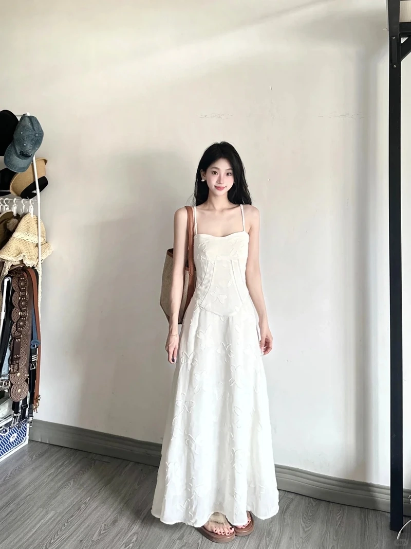 Dịu dàng cuốn hút cùng đầm hai dây nữ tính