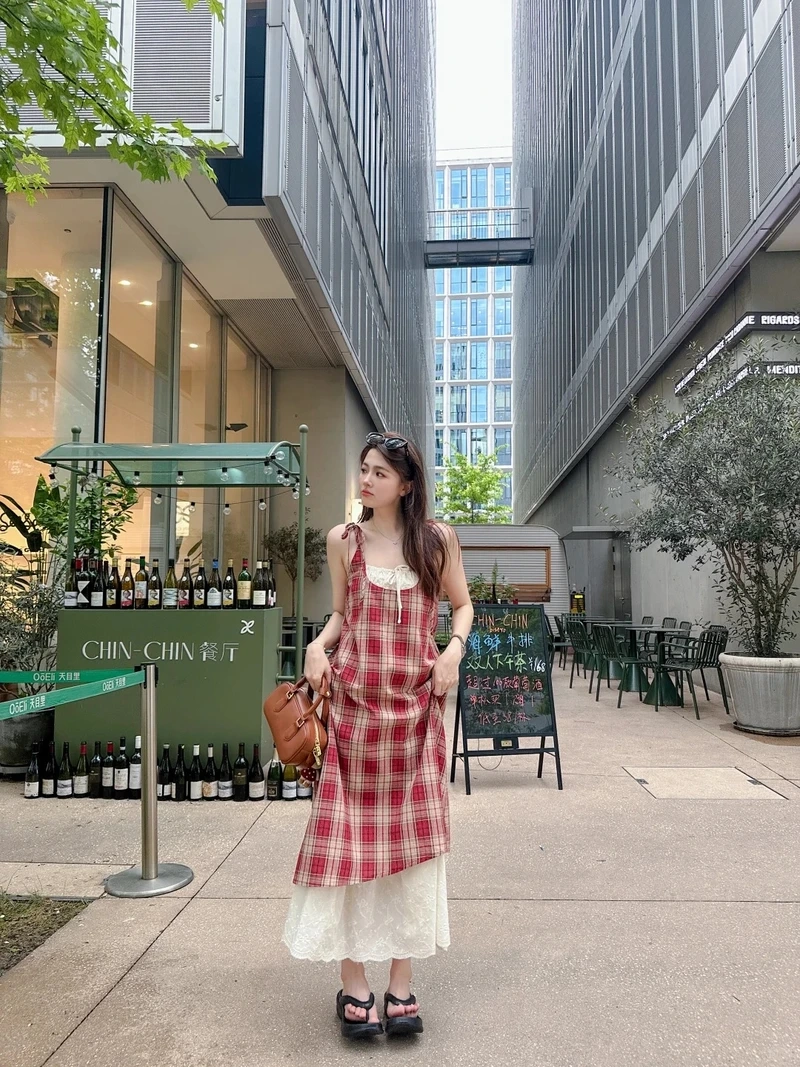 Bay bổng tự nhiên với đầm hai dây đi biển