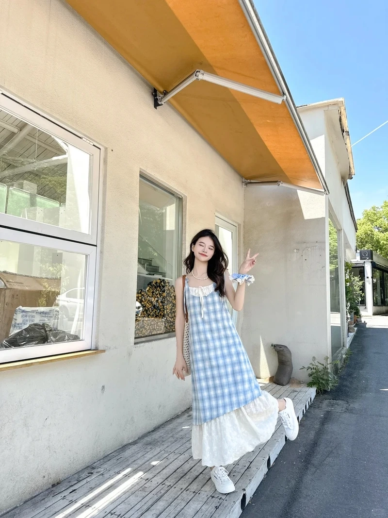 Dạo chơi thoải mái cùng đầm hai dây đi chơi