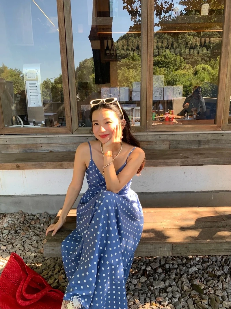 Phong cách đời thường với đầm hai dây dạo phố