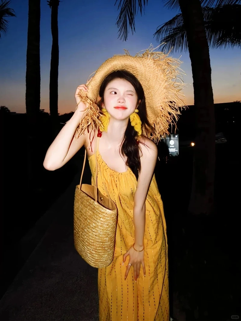 Ánh sáng tự nhiên cùng đầm hai dây chụp ngoài trời