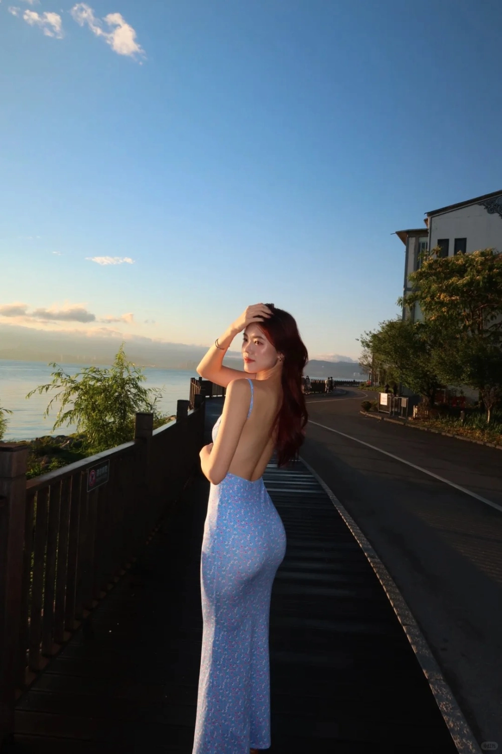 Đầm khoét lưng tạo điểm nhấn cuốn hút sau lưng