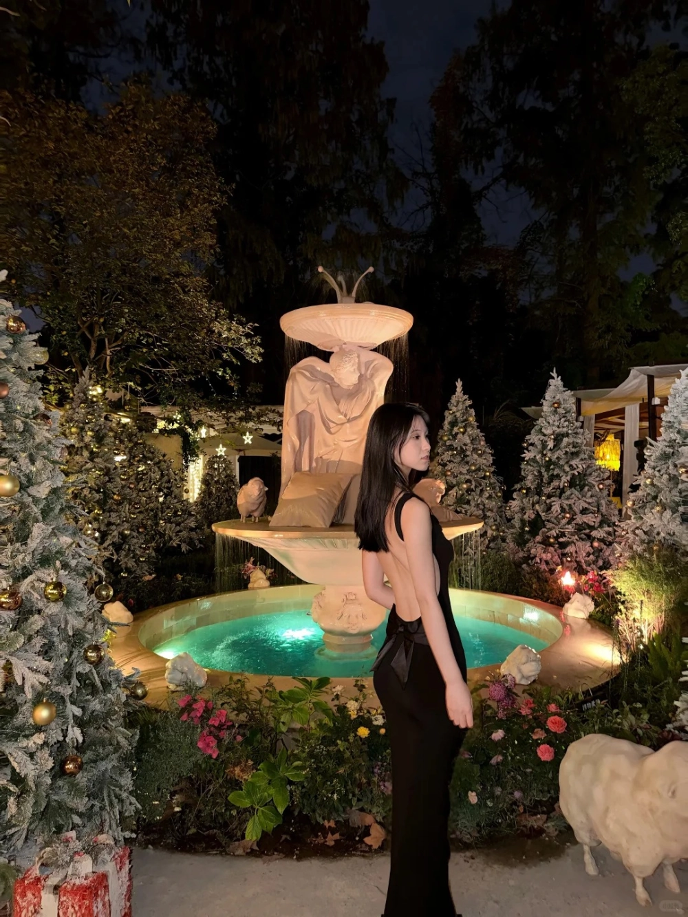 Váy khoét lưng thanh lịch mà đầy mê hoặc