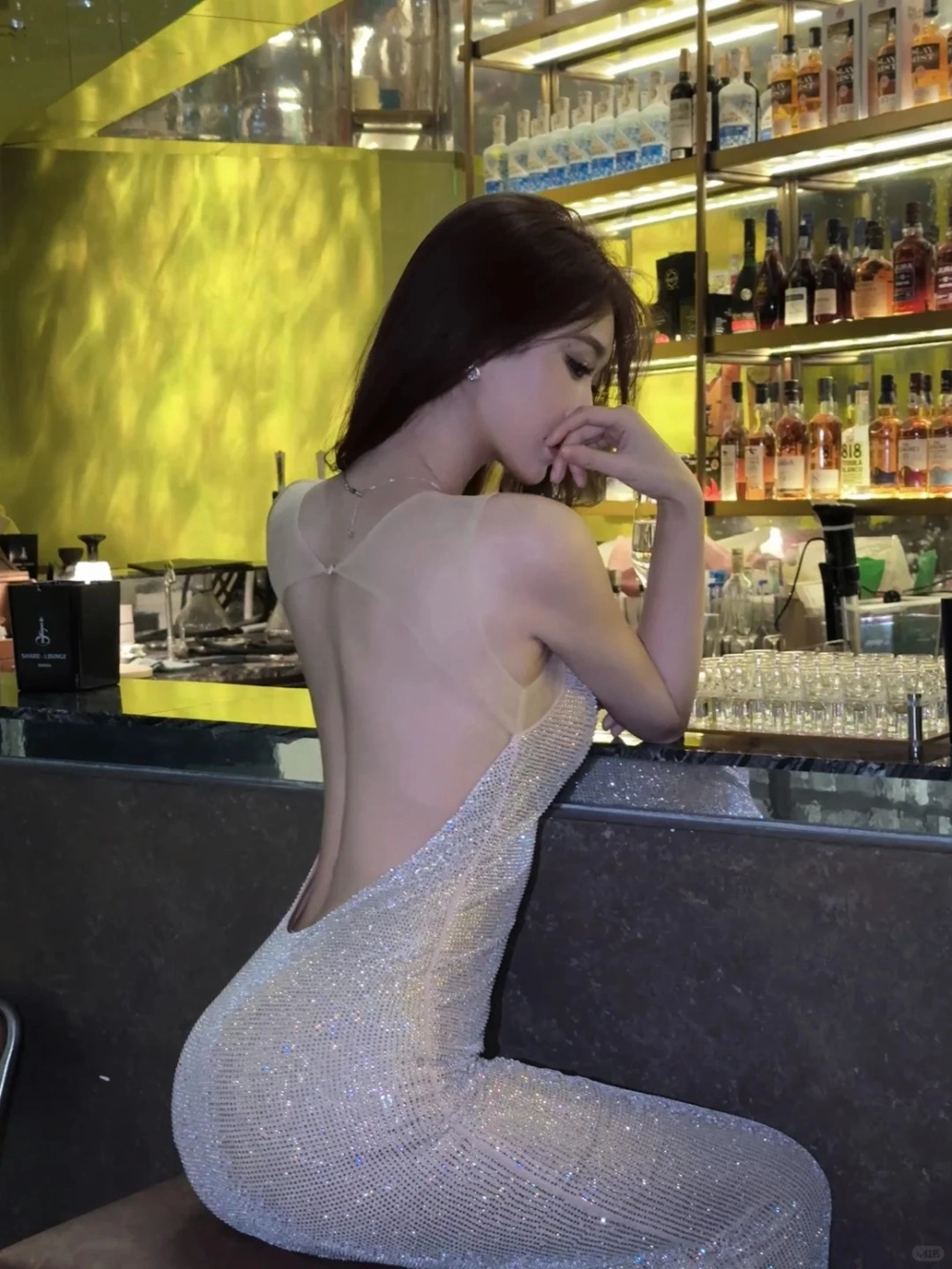 Thời trang hở lưng khẳng định cá tính hiện đại