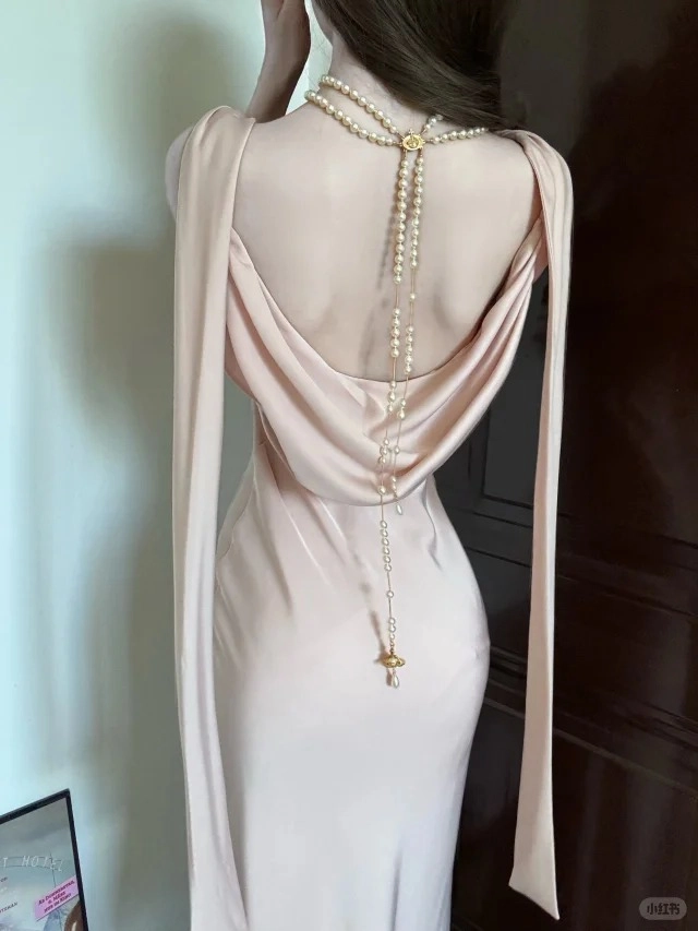 Váy trần lưng mang phong thái sang trọng cuốn hút