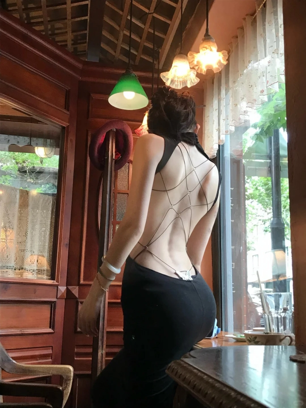 Váy hở lưng quyến rũ đầy mê hoặc ánh nhìn