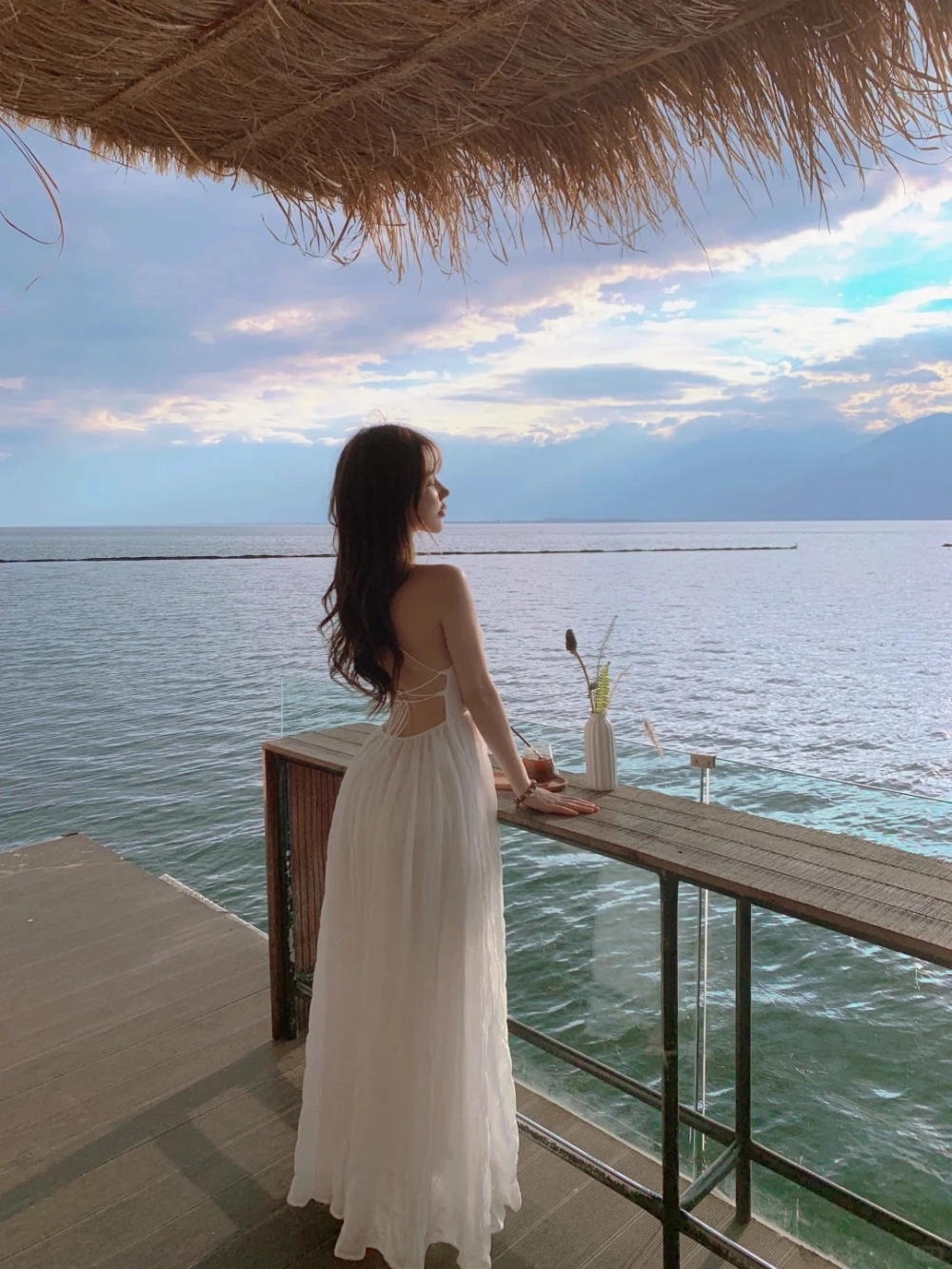 Đầm thiết kế khoét lưng tạo dấu ấn thời trang