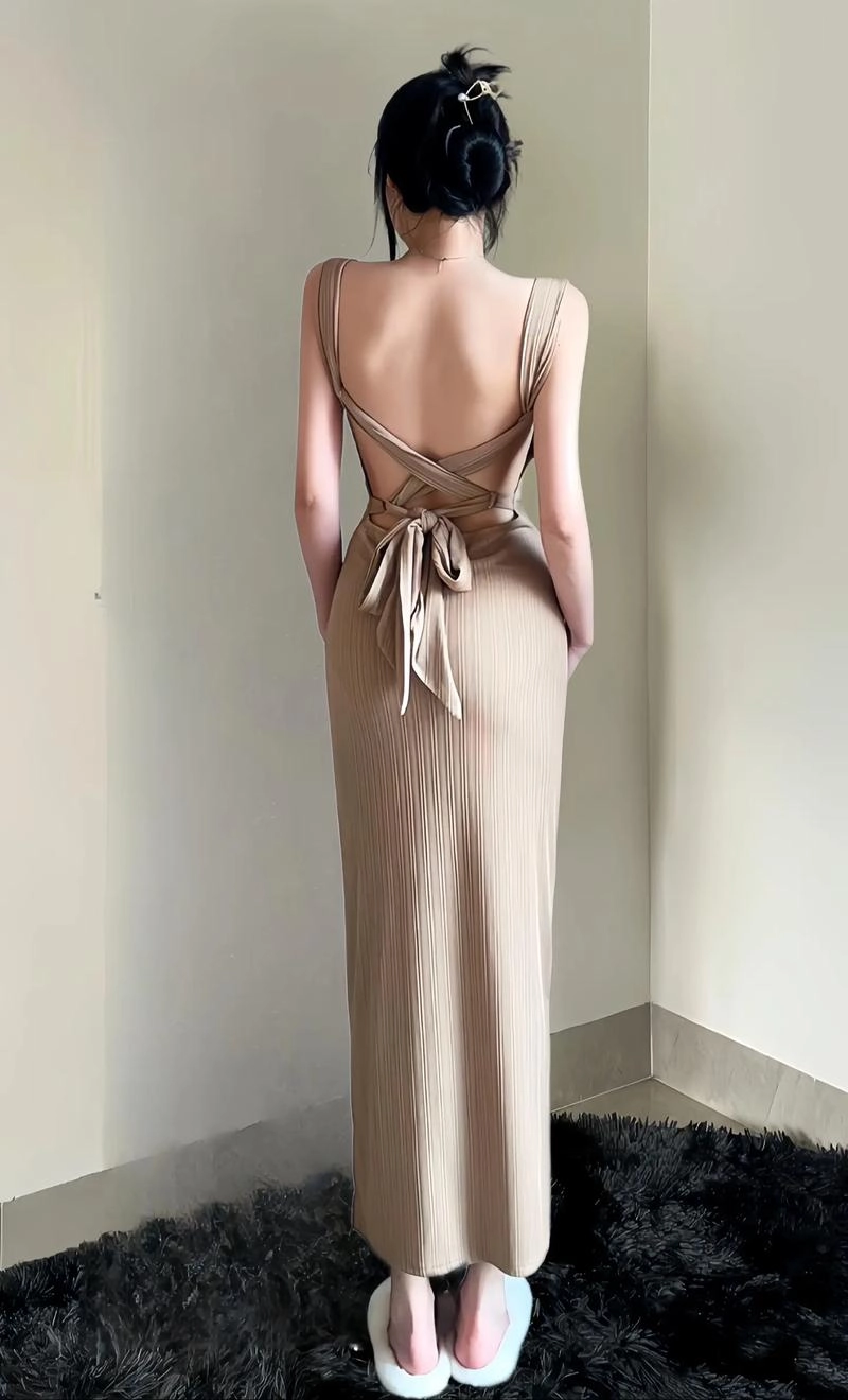 Mẫu váy hở lưng tôn dáng nhẹ nhàng tinh tế