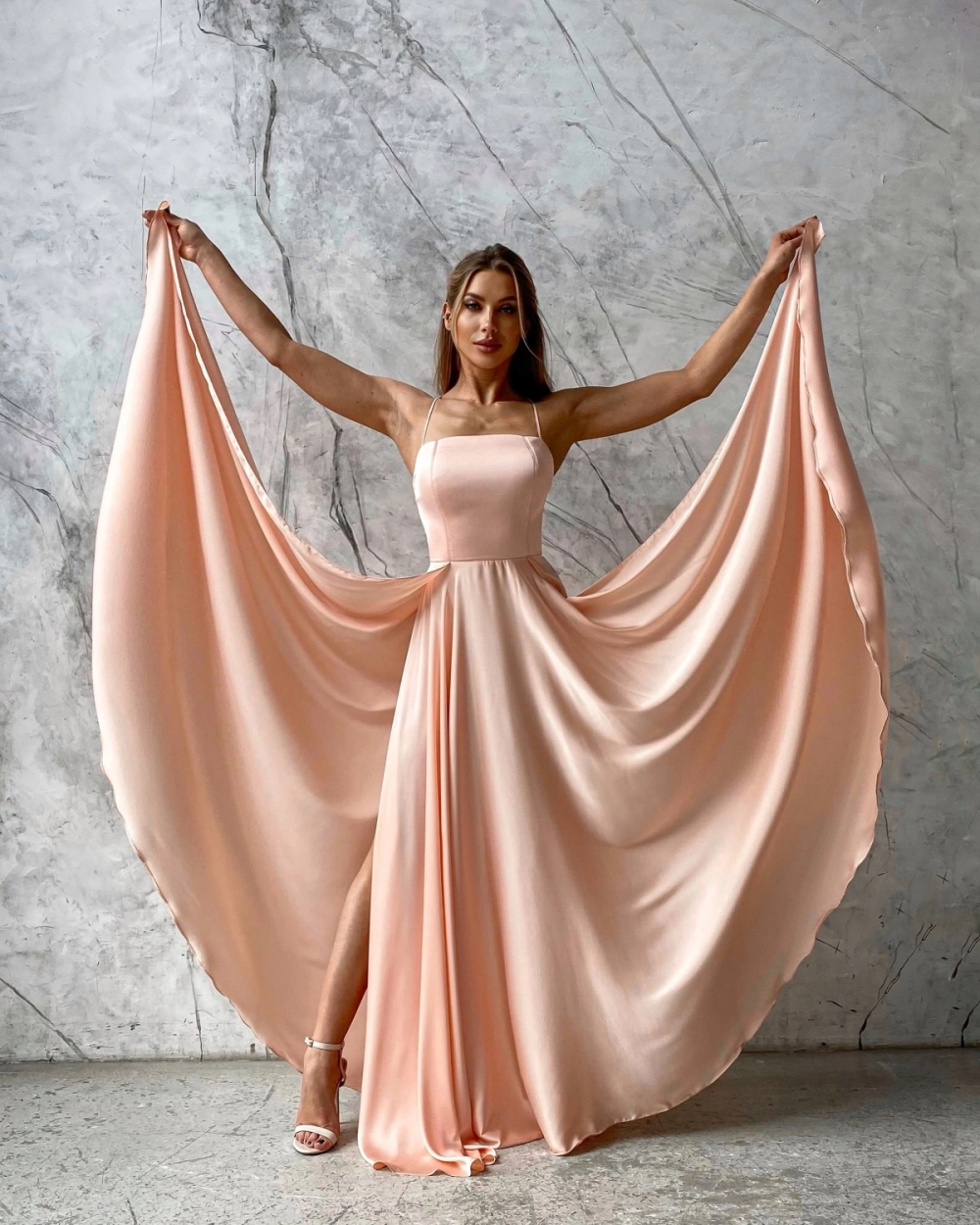 Váy lụa quý phái tỏa sáng trong mọi buổi tiệc