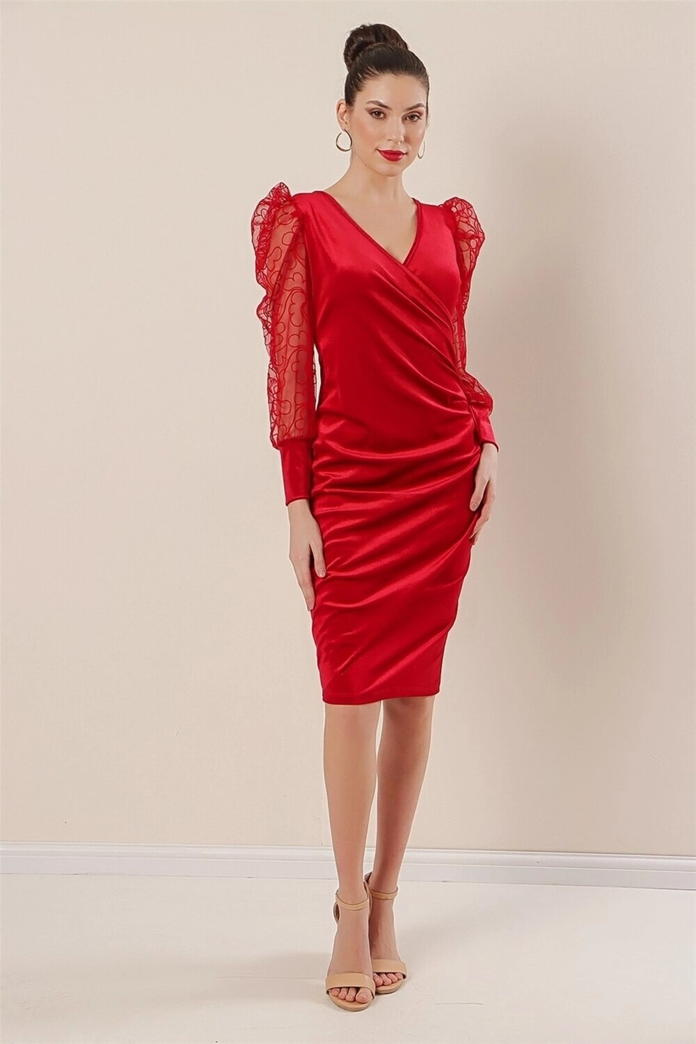 Xu hướng đầm nhung đỏ nổi bật mùa tiệc