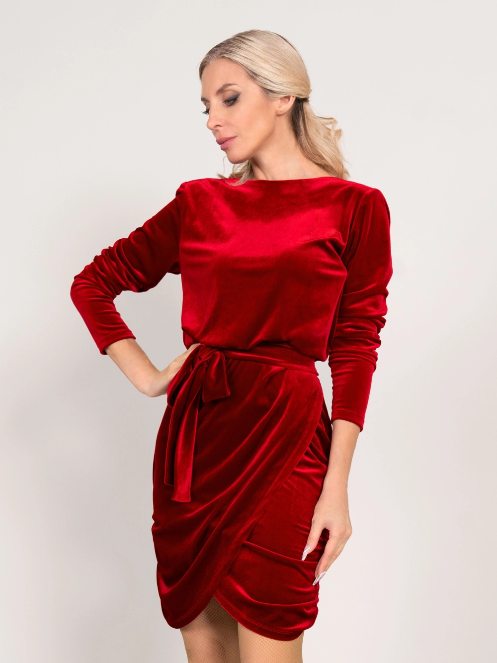 Mẫu đầm nhung đỏ được ưa chuộng hiện nay