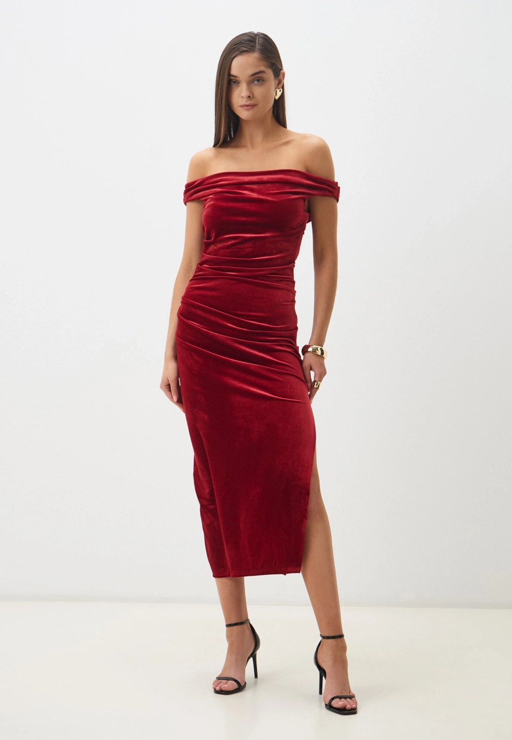 Đầm nhung dự tiệc thu hút mọi ánh nhìn