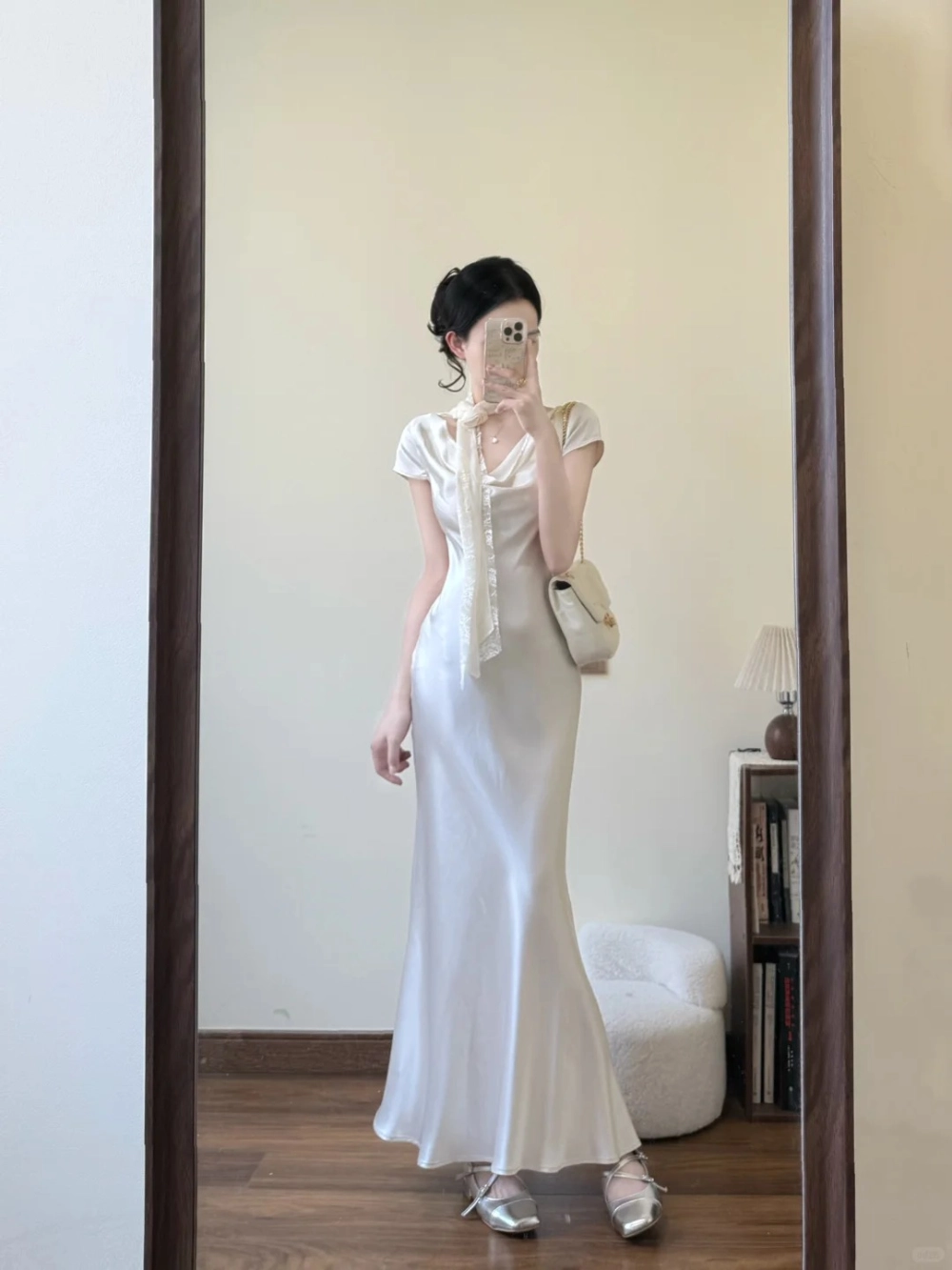 Váy satin sang trọng mềm mại cuốn hút ánh nhìn