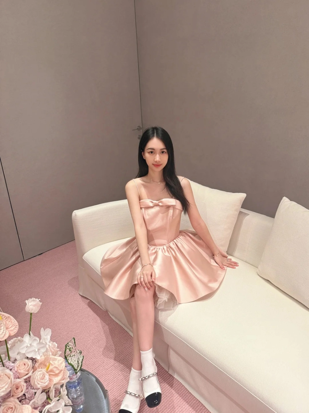 Váy satin thiết kế hiện đại đậm chất thời trang