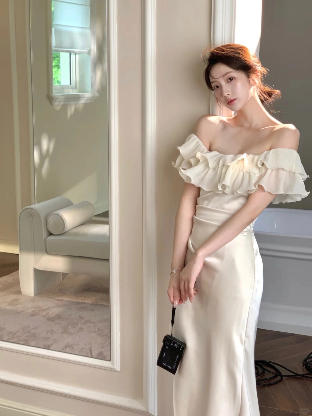 Đầm satin quyến rũ khoe nét đẹp mềm mại