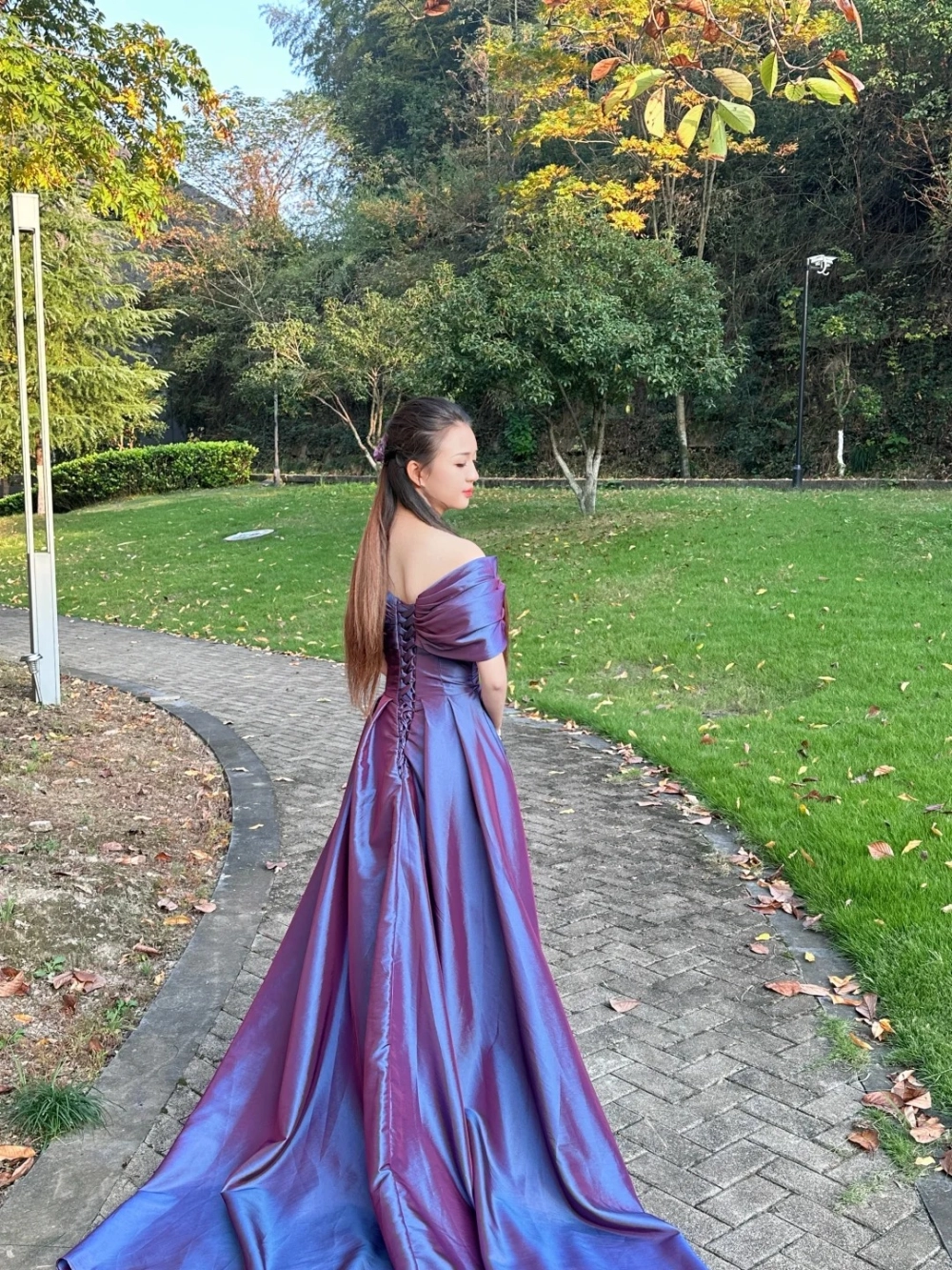 Đầm satin thời thượng dành cho quý cô hiện đại