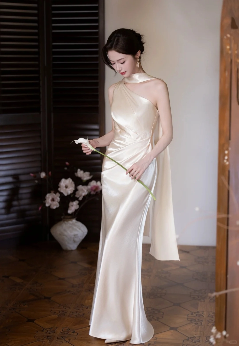 Váy satin thời thượng thanh lịch và tinh tế