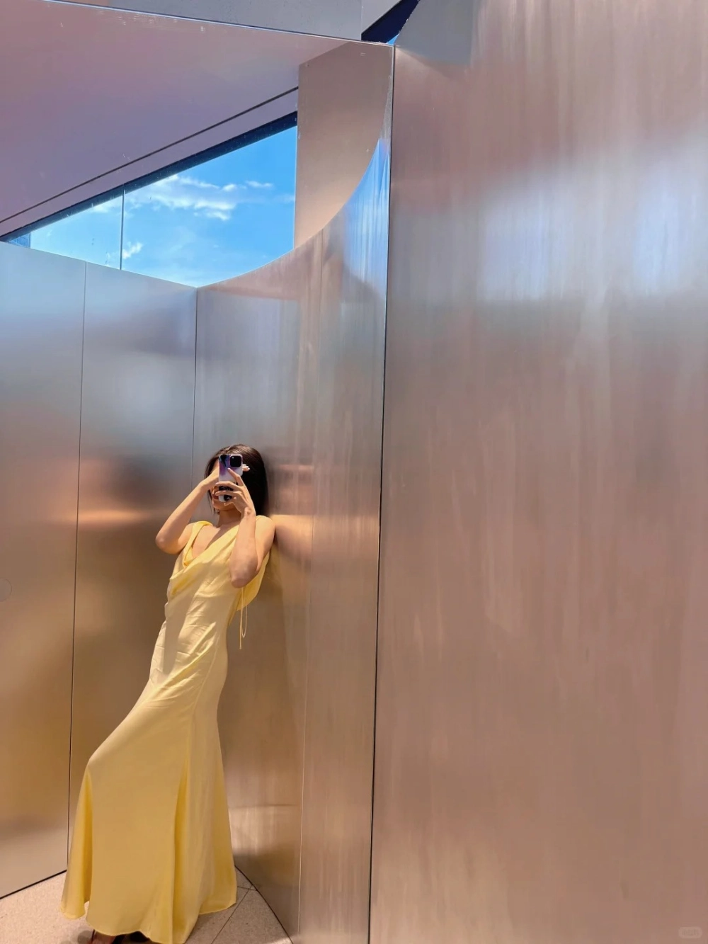 Đầm satin quý phái nâng tầm phong thái nữ giới