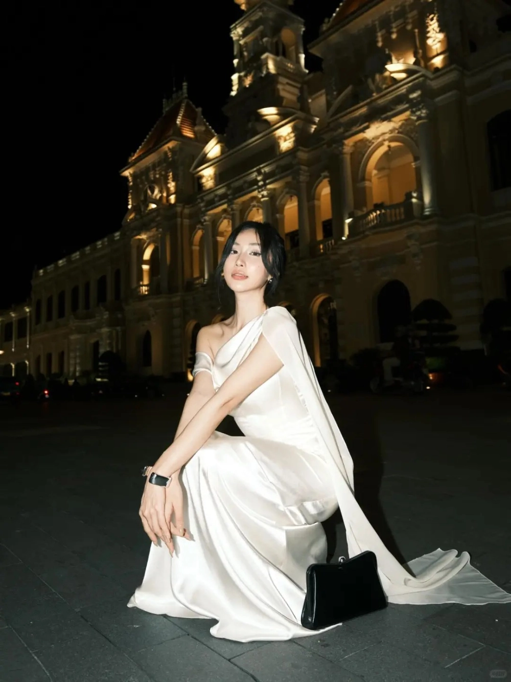 Váy satin quý phái mang vẻ đẹp vượt thời gian