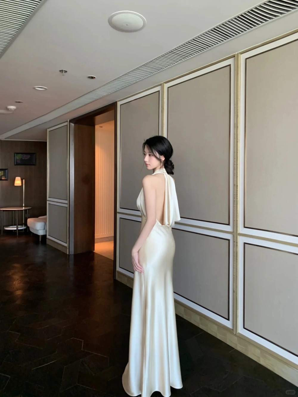 Đầm satin sang chảnh thu hút mọi ánh nhìn