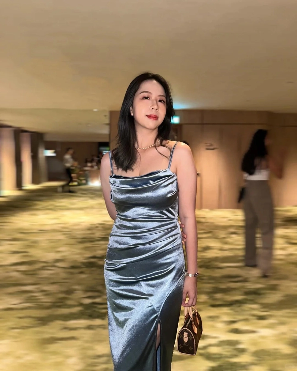 Váy satin sang chảnh khẳng định gu thẩm mỹ