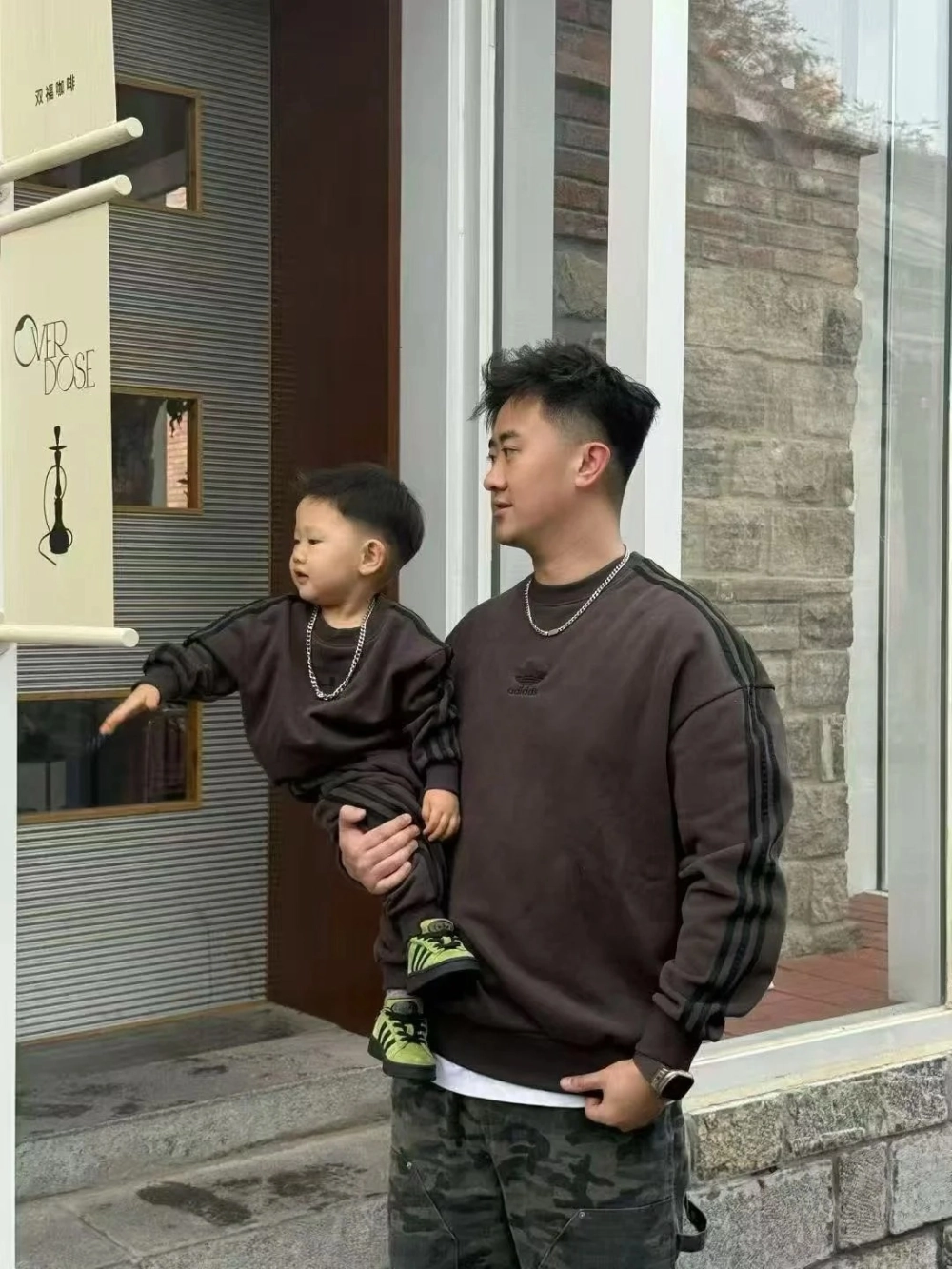 Đồ đôi bố và con trai dạo phố tết đầy tự tin và thu hút