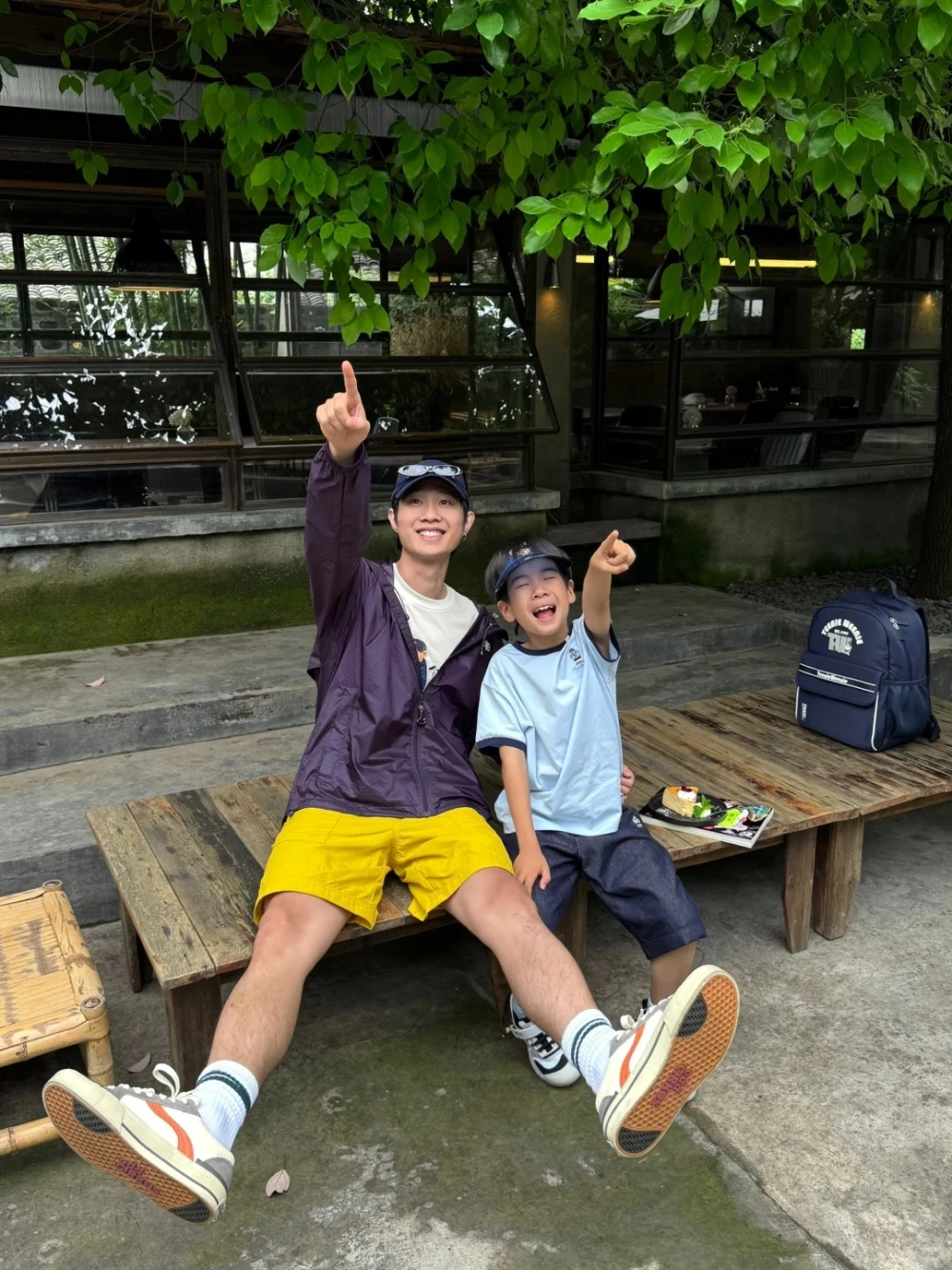 Set áo sơ mi đôi bố và con trai phong cách thanh lịch dạo phố