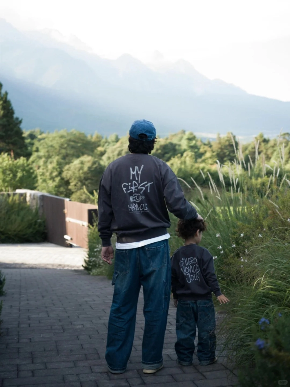 Hai bố con rạng rỡ trong tà áo dài đôi bố và con trai tết bính ngọ