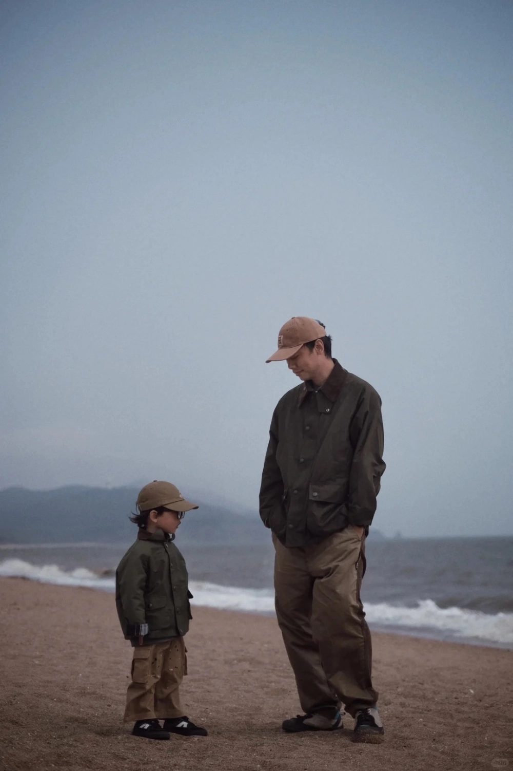 Hai bố con cùng diện áo thun đôi in hình ngựa vui nhộn