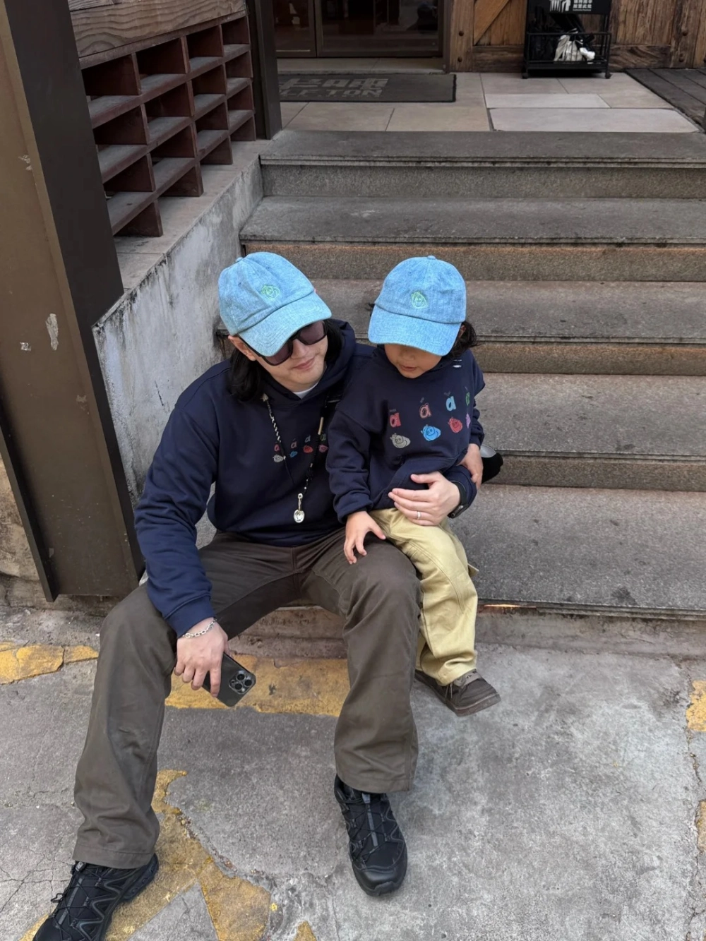 Cách tạo dáng chụp ảnh đôi bố và con trai tự nhiên và tình cảm