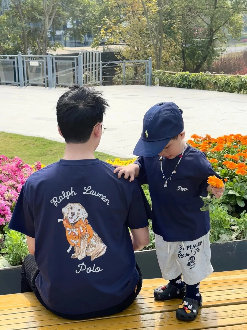 Mẫu áo hoodie đôi bố và con trai tết màu sắc rực rỡ và ấm áp