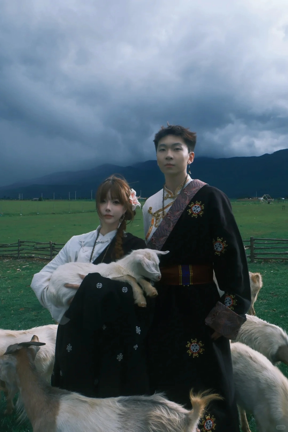 Cặp đôi rạng rỡ trong bộ đồ đôi chụp ảnh cưới phong cách tối giản tại phim trường