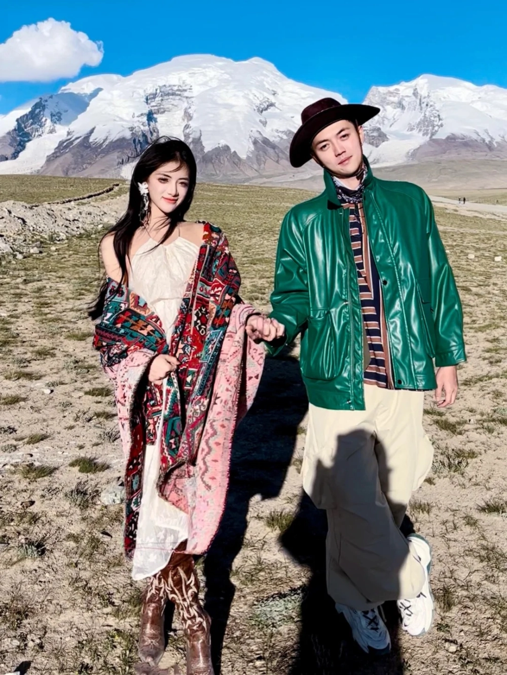 Phối đồ đôi chụp ảnh cưới lãng mạn giữa rừng thông Đà Lạt